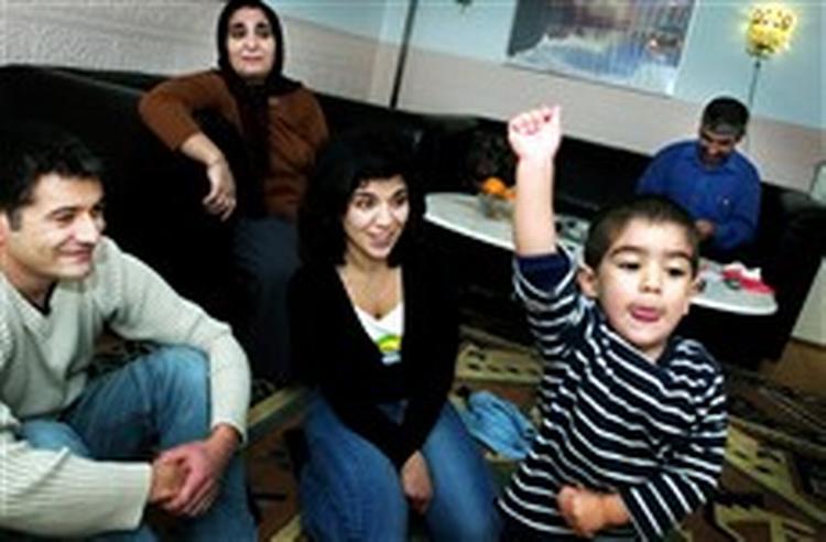 Familien Turan. Bertan på to år med mor Güzel og far Omer Turan på besøg hos mormor og morfar, Dudu og Osman Turan.   Foto: Camilla Stephan 