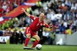 Den danske landsholdsspiller Thomas Gravesen er en jaget mand. Topklubber i stort set hele Europa jagter midtbanegeneralen   blandt dem AC Milan, som allerede har Jon Dahl Tomasson i en stjernebesat trup.   Arkivfoto: Peter Hove Olesen 