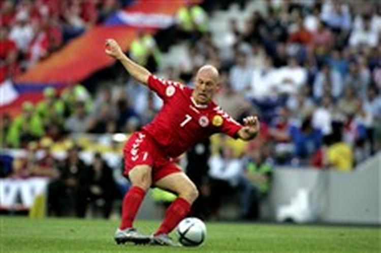 Den danske landsholdsspiller Thomas Gravesen er en jaget mand. Topklubber i stort set hele Europa jagter midtbanegeneralen   blandt dem AC Milan, som allerede har Jon Dahl Tomasson i en stjernebesat trup.   Arkivfoto: Peter Hove Olesen 