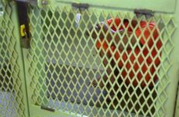 En fange i en celle på Guantanamo-basen. - Foto: AP 