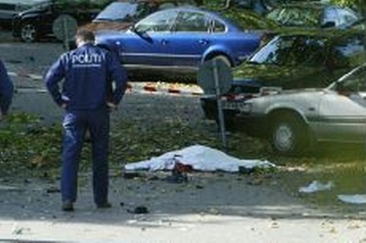Bombeeksplosionen sønderev bilen og var så kraftig, at dele af bilen fløj op i 20 meters højde. - Arkivfoto: Gert Jensen 
