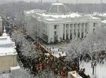 Titusinder af demonstranter har omringet Ukraines parlament i Kijev. - Foto: AP 