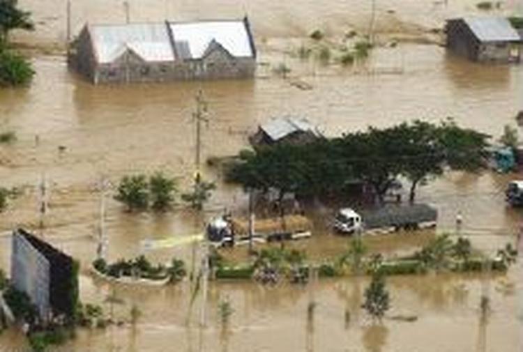 100 savnes fortsat, mens over 300 meldes omkommet. - Foto: AP 