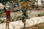 To personer i græshoppesværmen på en af de sydlige kanariske øer, Fuerteventura. - Foto: AP 