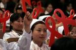 I dag er det international aids-dag. Her markerer kinesiske sygeplejersker dagen med det karakteristiske symbol: Den røde sløjfe. - Foto: AP 