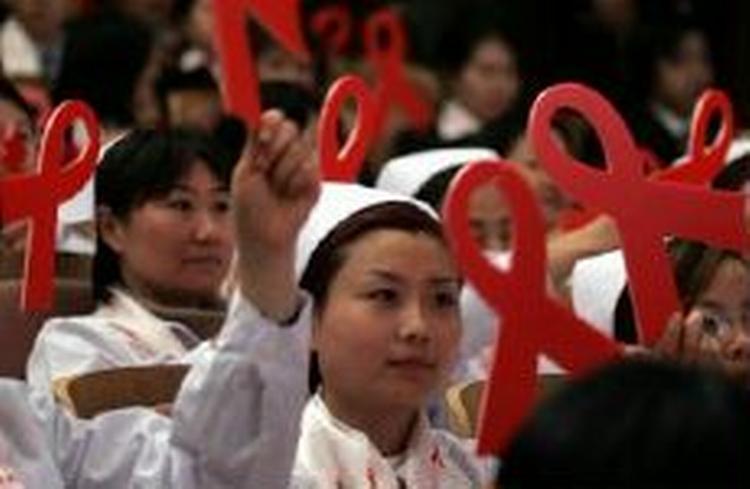 I dag er det international aids-dag. Her markerer kinesiske sygeplejersker dagen med det karakteristiske symbol: Den røde sløjfe. - Foto: AP 