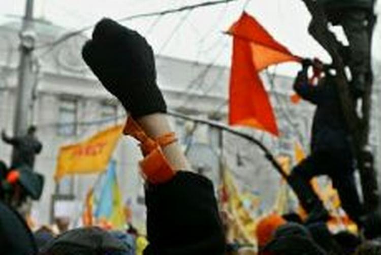 Demonstranterne fortsætter protesterne uden for parlamentet i Kijev. - Foto: AP 