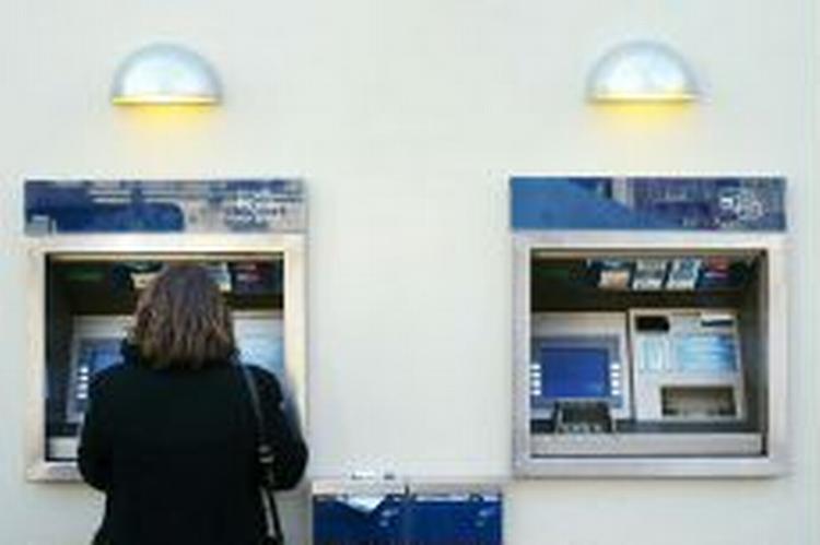 Banden i hovedstaden begik svindelen ved at montere aflæsningsudstyr oven på en pengeautomat i en filial af Nordea Bank på Frederiksberg. - Modelfoto: Thomas Borberg 