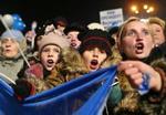 I ti dage har demonstranter, de fleste fra oppositionens fløj, demonstreret i centrum af Kijev. Men nu skal de gå hjem. Her er det tilhængere af premierminister Janukovitj. - Foto: AP 