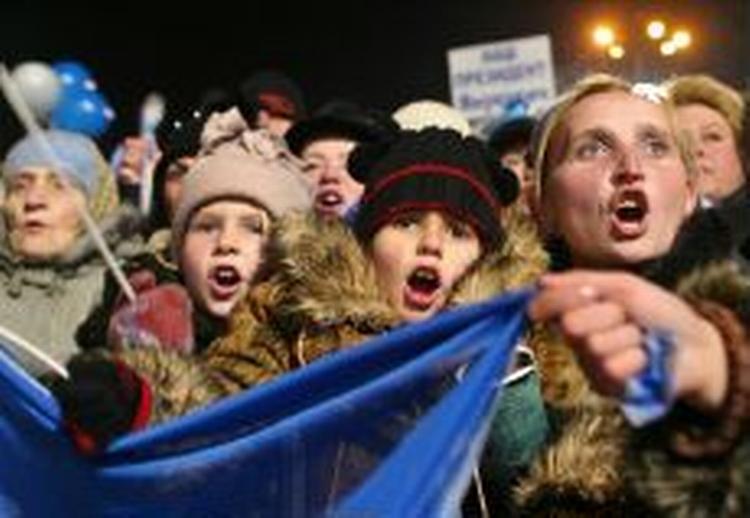I ti dage har demonstranter, de fleste fra oppositionens fløj, demonstreret i centrum af Kijev. Men nu skal de gå hjem. Her er det tilhængere af premierminister Janukovitj. - Foto: AP 