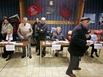 Folk stemmer i byen Lievin i det nordlige Frankrig. - Foto: AP 