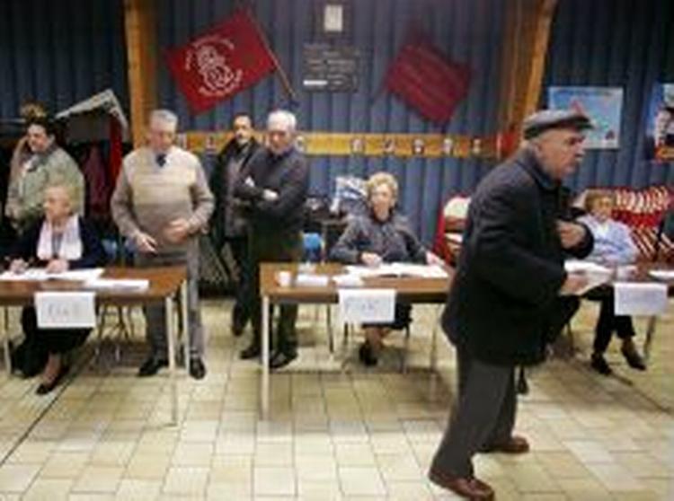 Folk stemmer i byen Lievin i det nordlige Frankrig. - Foto: AP 