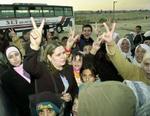 Fadwa Barghouti registerer sin mand ved valghovedkvarteret i Ramallah. - Foto: AP 