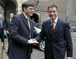 'Processen (forhandlinger med Tyrkiet) fører ikke automatisk til medlemskab', siger Fogh. Til venstre hans hollandske kollega, Jan Peter Balkenende. - Foto: AP 