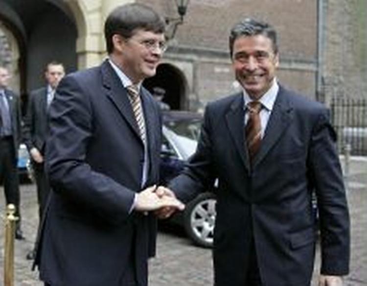 'Processen (forhandlinger med Tyrkiet) fører ikke automatisk til medlemskab', siger Fogh. Til venstre hans hollandske kollega, Jan Peter Balkenende. - Foto: AP 
