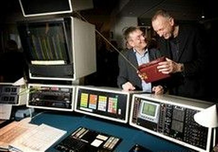 DR s konstituerede generaldirektør Lars Vesterløkke (th.) og radiodirektør Leif Lønsmann piller ved en DAB-radio i Afviklingscentralen i Radiohuset. - Foto: Jens Dresling 