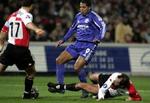 Schalkes Ailton forsøger sig mod Feyenoord, der vandt 2-1. - Foto: AP 