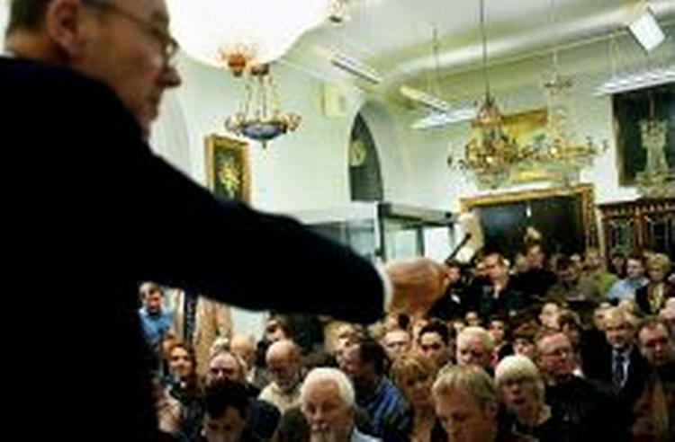 OVER VURDERINGEN. Jesper Bruun Rasmussen svinger hammeren over de mange sjældne bøger.   Foto: Camilla Stephan 