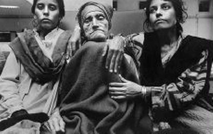 Siden gasudslippet har Hasan Ali, 71, (i midten) lidt af vejrtrækningsproblemer. Han har været syg flere gange. Sådan er det også for mange andre i Bhopal. Tusindvis er døde siden gasudslippet for 20 år siden. - Foto: 