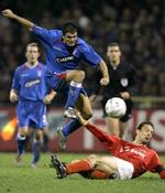 Glasgow Rangers´ Ignacio Novo tackles af AZ Alkmaar's Joris Mathijsen. - Foto: AP 