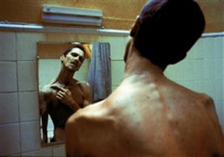 Christian Bale, kendt fra 'American Psycho', som maskinarbejderen Trevor, hvis krop og sind er ved at bryde sammen. - PR-fotoA! 