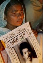 En overlevende efter tragedien i Bhopal holder et fotografi af en slægtning, som døde i giftgaskatastrofen. - Foto: AP 