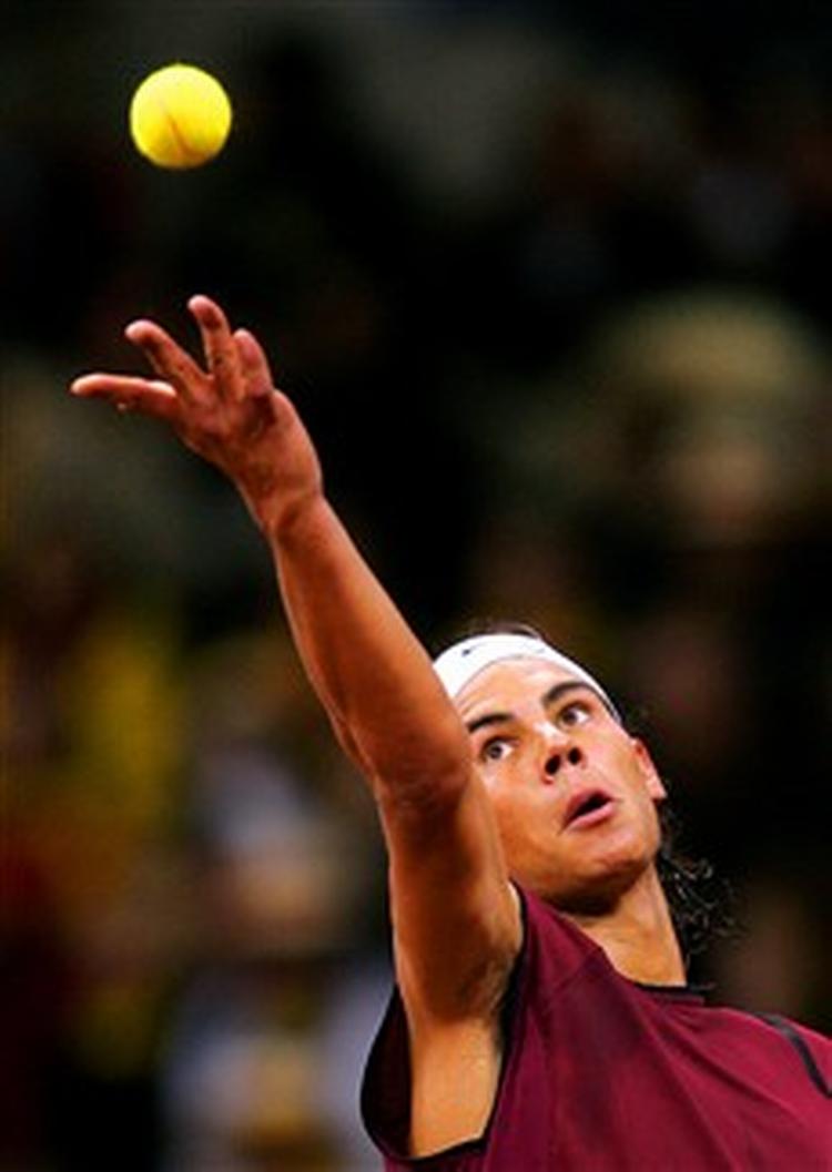 18-årige Rafael Nadal levede op til værternes vildeste forventninger, da han besejrede verdensranglistens nummer to, servekanonen Andy Roddick, efter en spændende kamp over godt tre en halv time på gruset i Sevilla.   Foto: AP 