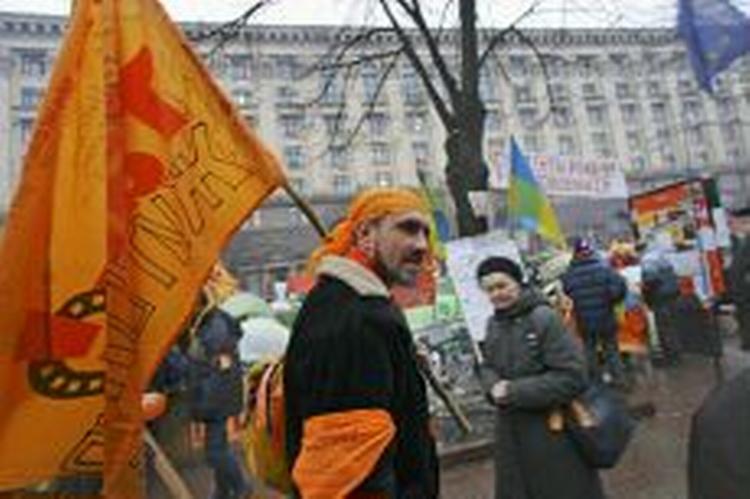 Demonstranterne i Kiev fortsætter med at protestere trods Højesterettens afgørelse. - Foto: AP 