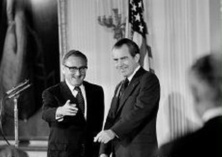 Esmanns biografi kaster blandt andet et kritisk lys på Henry Kissinger (tv.), der var udenrigsminister under Richard Nixon (th.). Nu trækkes biografien tilbage fordi, der er mistanke om, at passager er skrevet af fra en anden bog. - Foto: AP 