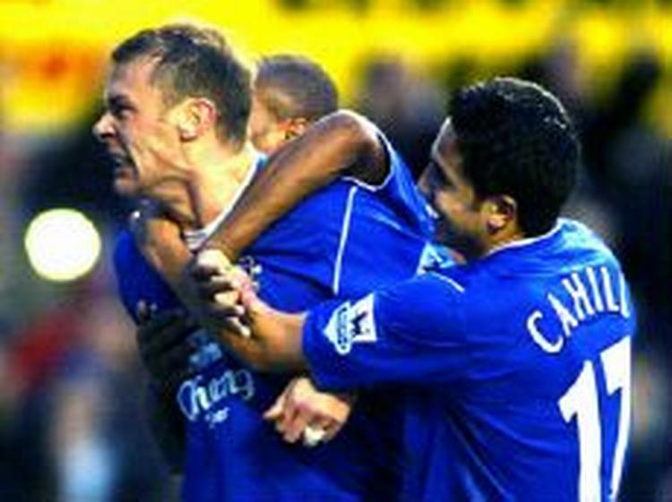 Everton's Duncan Ferguson fejrer sin scoring. - Foto: AP 