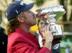 Kys til pokalen fra spanske Miguel Angel Jimenez. - Foto: AP 
