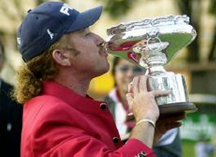 Kys til pokalen fra spanske Miguel Angel Jimenez. - Foto: AP 