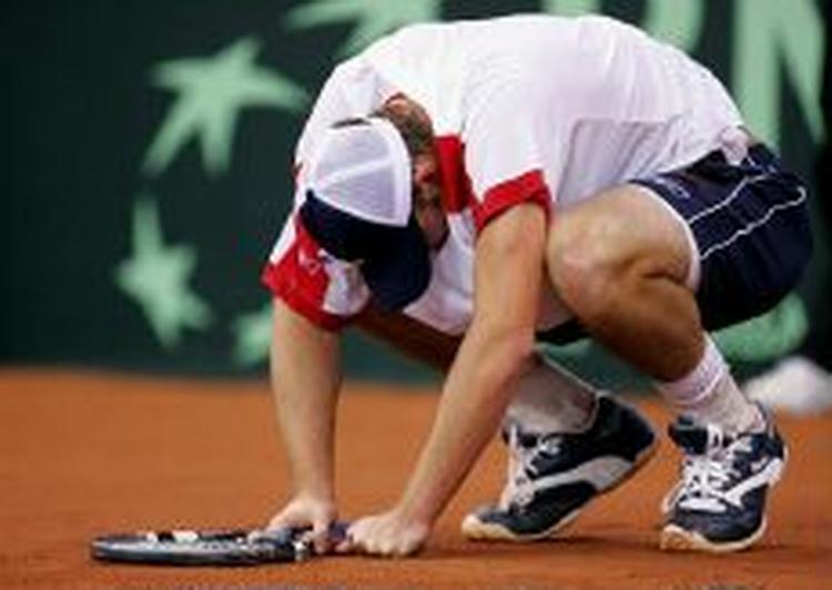 Andy Roddick ærgrer sig over et tabt point til Carlos Moya. - Foto: AP 