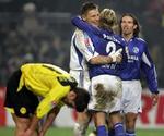 Schalke-spillerne glæder sig over sejren, der bringer dem i spidsen sammen med Bayern München. - Foto: AP 