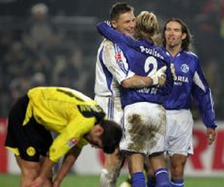 Schalke-spillerne glæder sig over sejren, der bringer dem i spidsen sammen med Bayern München. - Foto: AP 