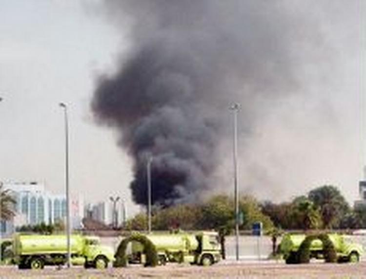 Røg fra en eksplosion ved konsulatet, hvor gidseltagerne sprængte en bil i luften. - Foto: AP 