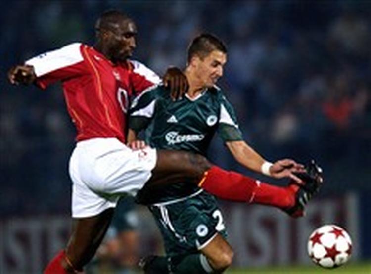 Arsenals Sol Campell er ifølge flere engelske medier tæt på at forlænge sin kontrakt med Arsenal. - Foto: AP 