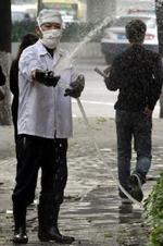 6. januar 2004. En mand vasker fortovet udenfor et kinesisk hospital i den sydøstkinesiske by Guangzhou, hvor en patient bliver behandlet for SARS. - Foto: AP 