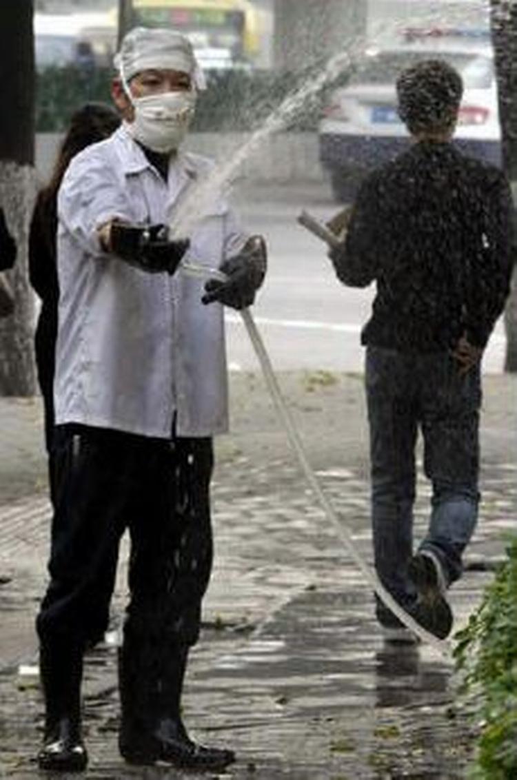 6. januar 2004. En mand vasker fortovet udenfor et kinesisk hospital i den sydøstkinesiske by Guangzhou, hvor en patient bliver behandlet for SARS. - Foto: AP 