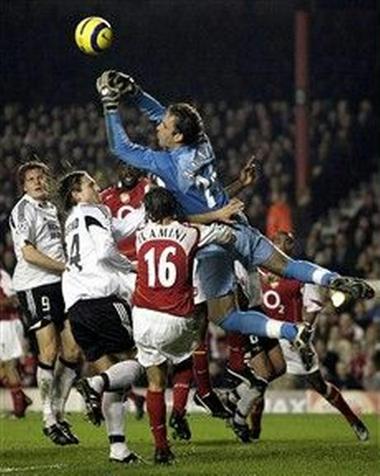 . Arsenals målmand Almunia havde svært ved at gribe bolden på Highbury, men hans hold er videre.   Foto: Adam Butler/AP 