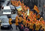 Mens forhandlingerne i Ukraines hovedstaded Kijev, hvor orangeklædte demonstranter fortsat fylder gaderne, skrider langsomt fremad, går det værre for OSCE's forhandlinger. - Foto: AP 
