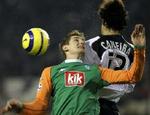 Werder Bremens Miroslav Klose (tv.) i duel med Marco Caneira fra Valencia. - Foto: AP 