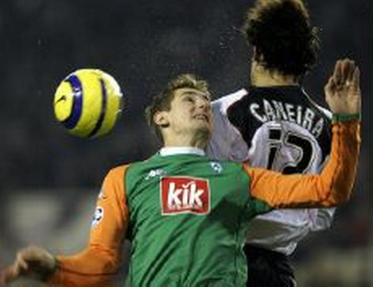 Werder Bremens Miroslav Klose (tv.) i duel med Marco Caneira fra Valencia. - Foto: AP 