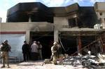 Amerikanske soldater inspicerer en forretning i Bagdad, der har været mål for en bombe. Den slags angreb er der mange af i Iraks hovedstad. - Foto: AP 