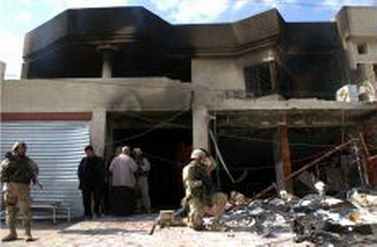 Amerikanske soldater inspicerer en forretning i Bagdad, der har været mål for en bombe. Den slags angreb er der mange af i Iraks hovedstad. - Foto: AP 