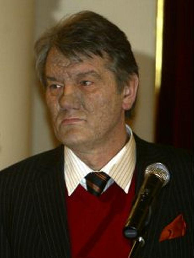 Man har i længere tid kunnet se på Viktor Jusjtjenko, at noget er helt galt. Her ses oppositionslederen efter et møde i mandags. - Foto: AP 