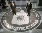 Maj 2001. Direktøren for CIA, George J. Tenet, og præsident Bush smiler til fotografen ved indgangen til CIA's hovedkvarter. Nu skal CIA gennem vidtgående reformer. - Foto: AP 