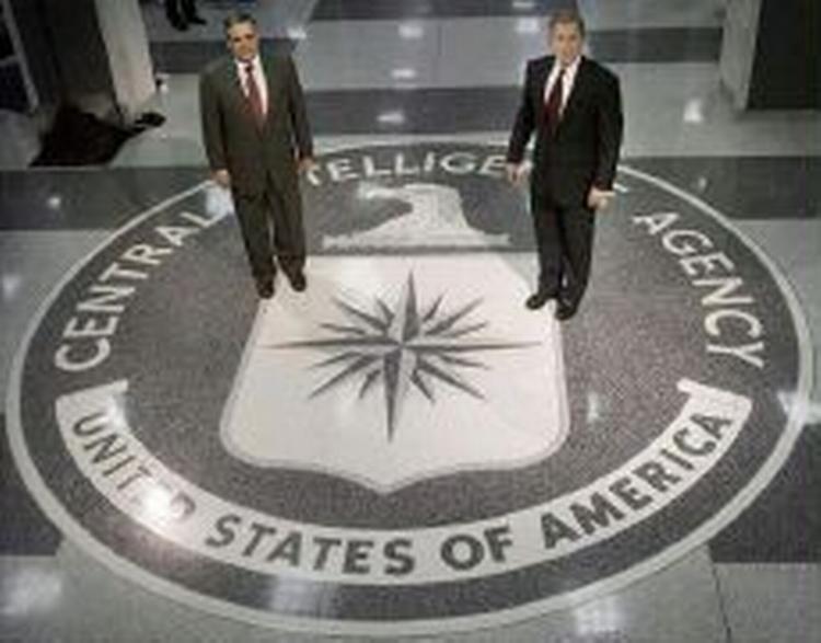 Maj 2001. Direktøren for CIA, George J. Tenet, og præsident Bush smiler til fotografen ved indgangen til CIA's hovedkvarter. Nu skal CIA gennem vidtgående reformer. - Foto: AP 