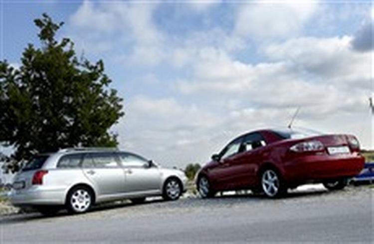 Mazda, t.h., slår Toyota i kampen om førstepladsen på tilfredshedslisten hos det tyske blad Auto Bild. Listen er blevet til på bl.a. grundlag af henvendelser fra 8.000 tyske bilejere.   Foto: Martin Zakora 