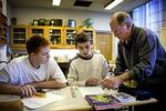 Matematiklærer Leif Hansen på Holmegårdsskolen i Hvidovre har udviklet sin egen måde at lave undervisningsdifferentiering på: Han lader de dygtige elever undervise de svage, så bliver alle parter bedre.   Foto: Jens Dre 